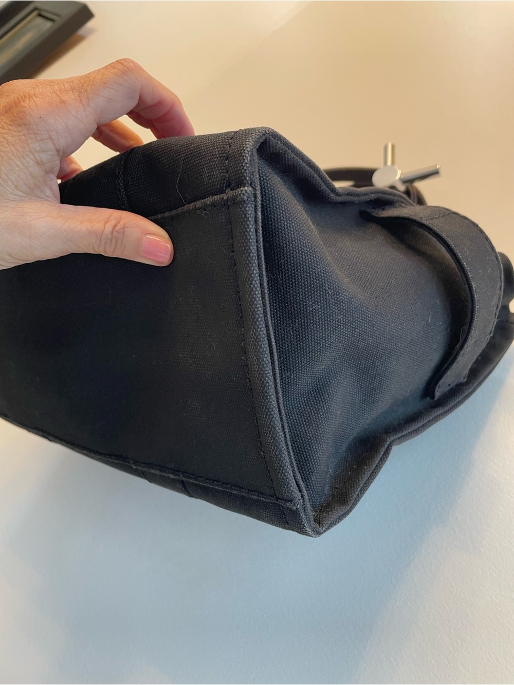Marc Jacobs Black 'The Tote Bag' Messenger Tote Medium with Extra Logo Strap - Picture 8 of 16